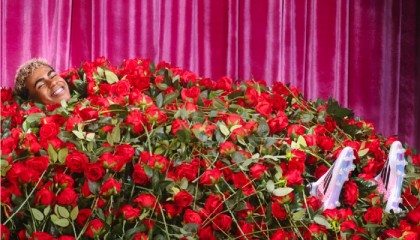 阿迪“殡葬风”海报太抽象了…网友：送走亚马尔？|阿迪达斯|猎手|玫瑰|玫瑰花|广告_新浪体育_新浪新闻